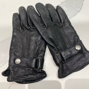 Elegant Black Leather Gloves with Button Accent